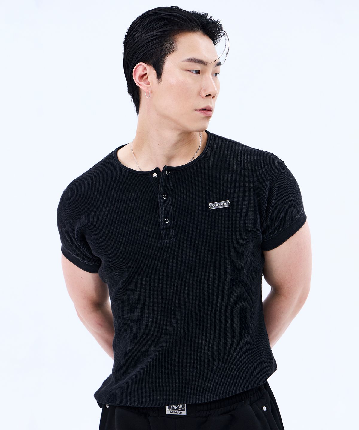 미학(MIHAK) 메탈 라벨 워시드 와플 헨리넥 티셔츠 (BLACK)