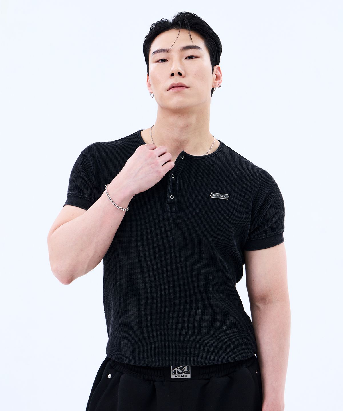미학(MIHAK) 메탈 라벨 워시드 와플 헨리넥 티셔츠 (BLACK)