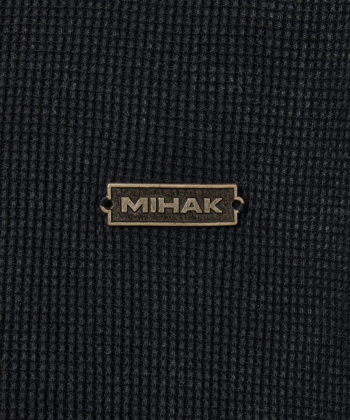 미학(MIHAK) 메탈 라벨 워시드 와플 헨리넥 티셔츠 (BLACK)