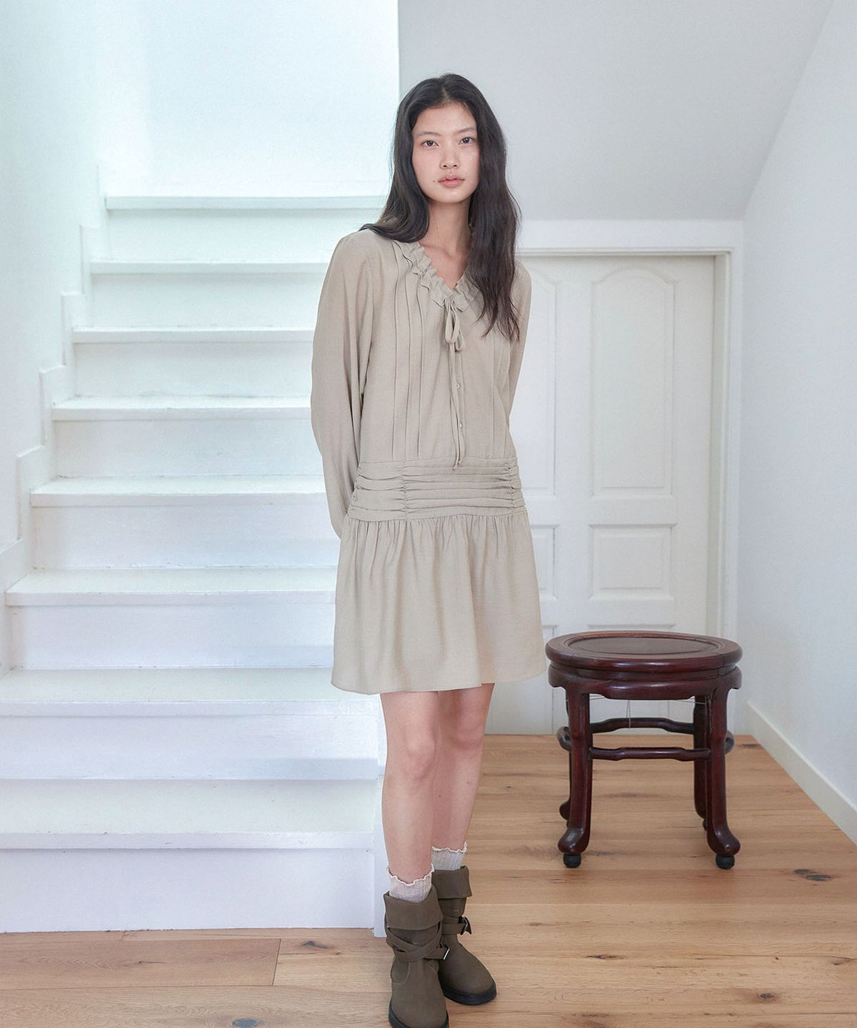 아우로(OURO) RIBBON SHIRRING ONE PIECE DRESS [ BEIGE ]