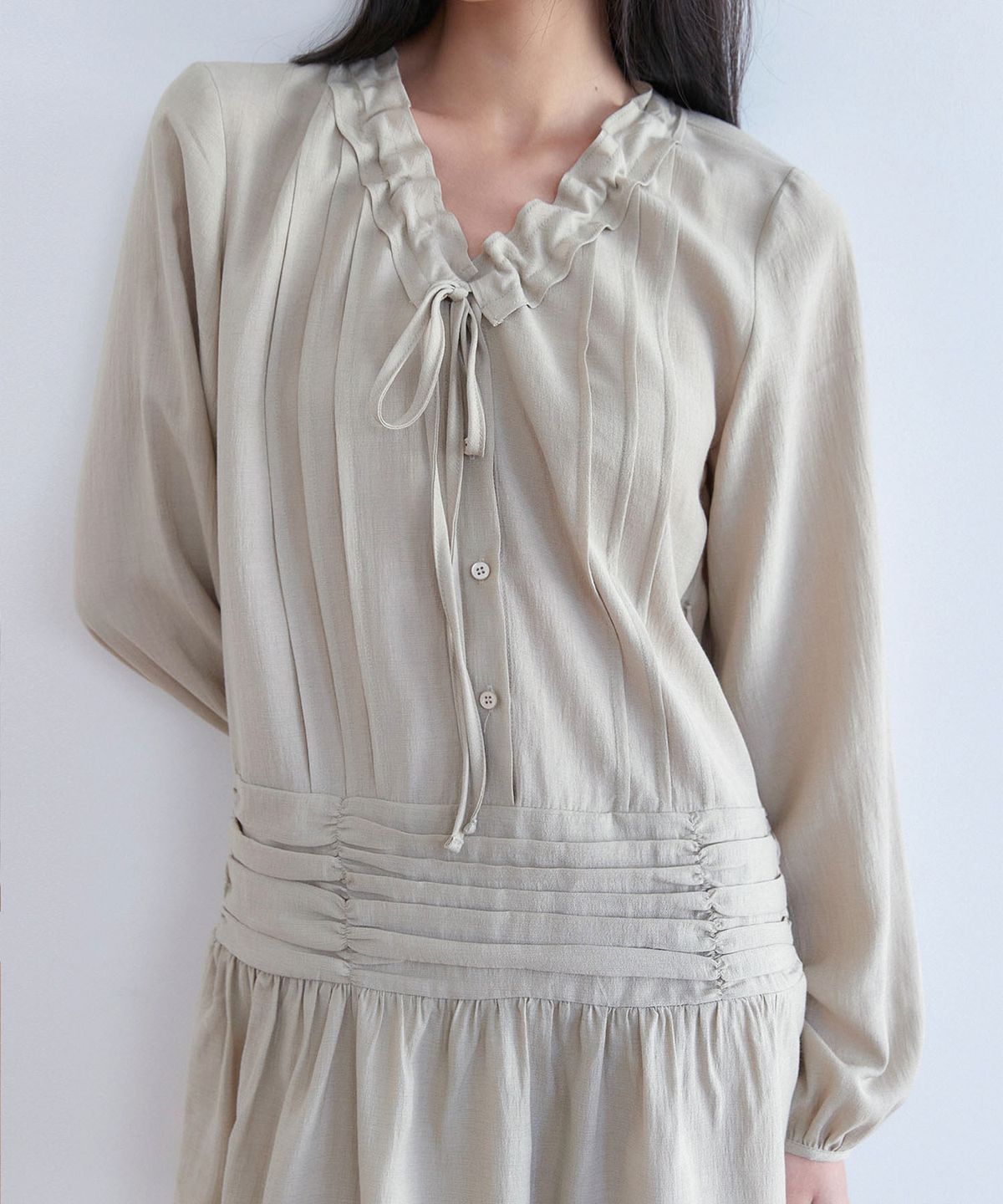 아우로(OURO) RIBBON SHIRRING ONE PIECE DRESS [ BEIGE ]