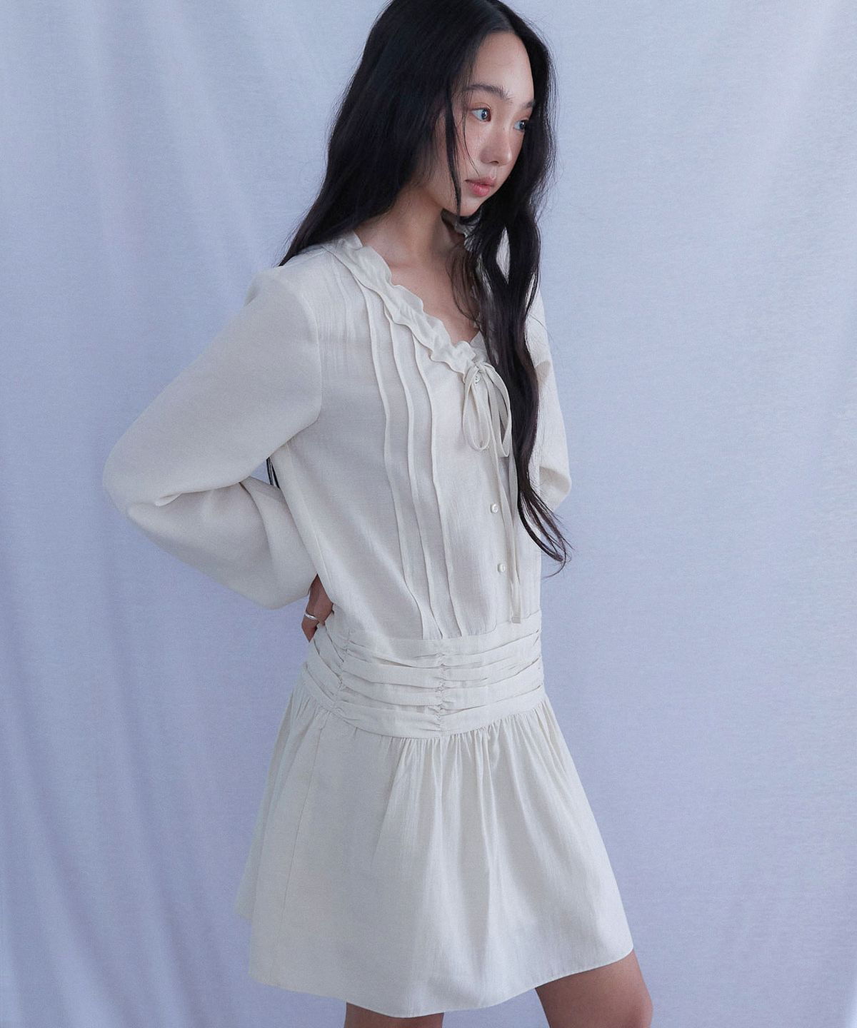 아우로(OURO) RIBBON SHIRRING ONE PIECE DRESS [ CREAM ]
