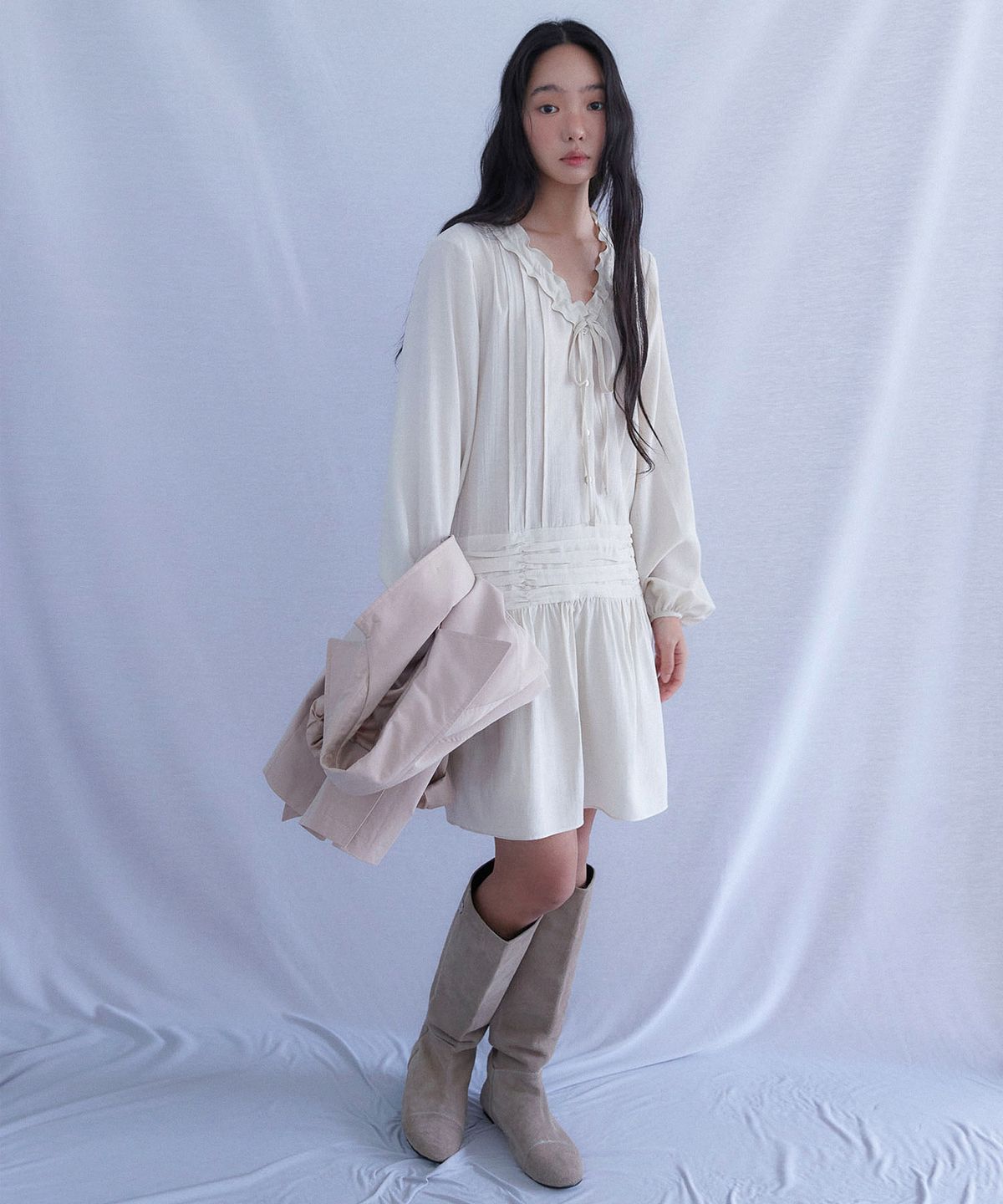 아우로(OURO) RIBBON SHIRRING ONE PIECE DRESS [ CREAM ]