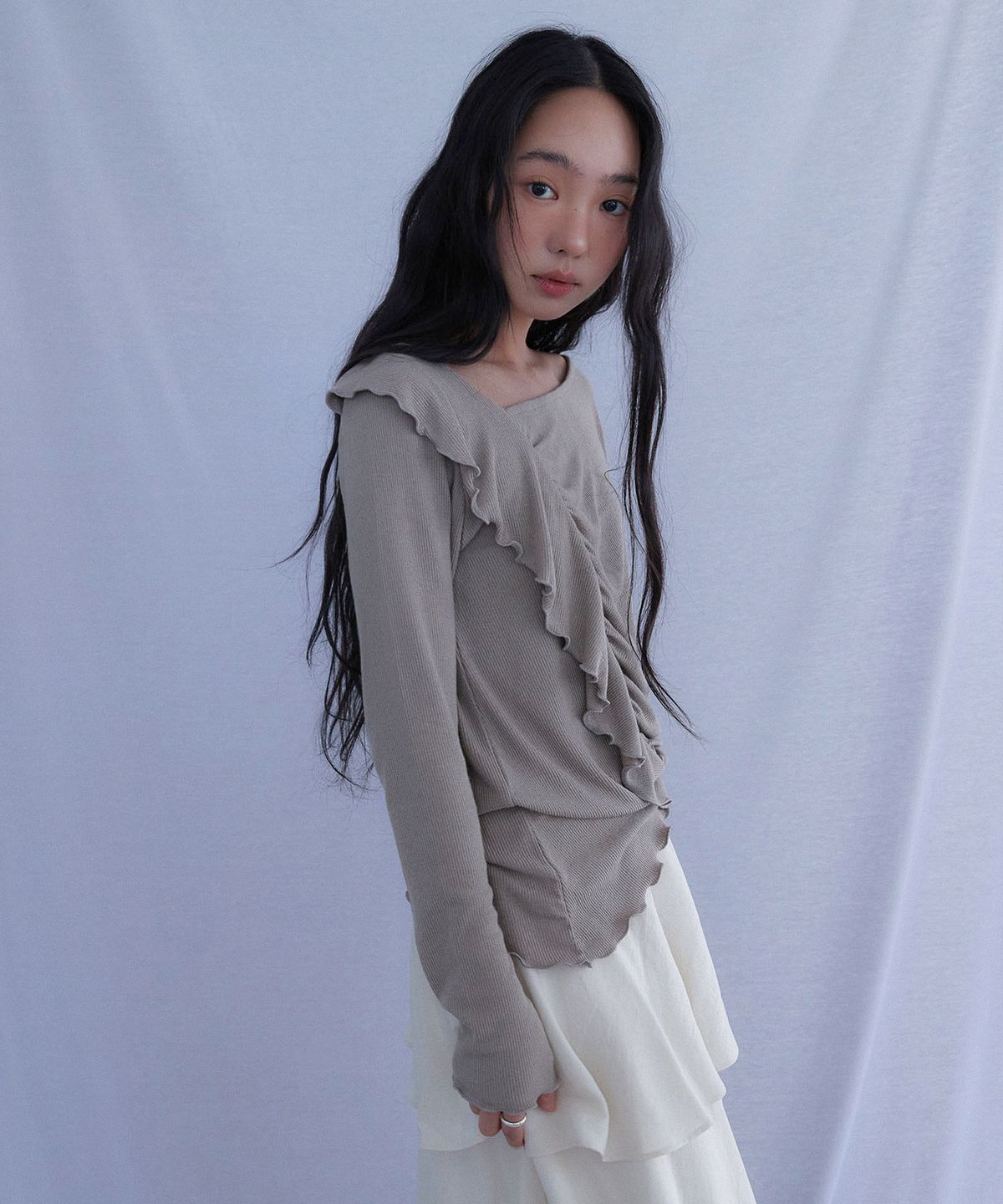 아우로(OURO) SHIRRING FRILL KNIT T [ ETOUPE ]