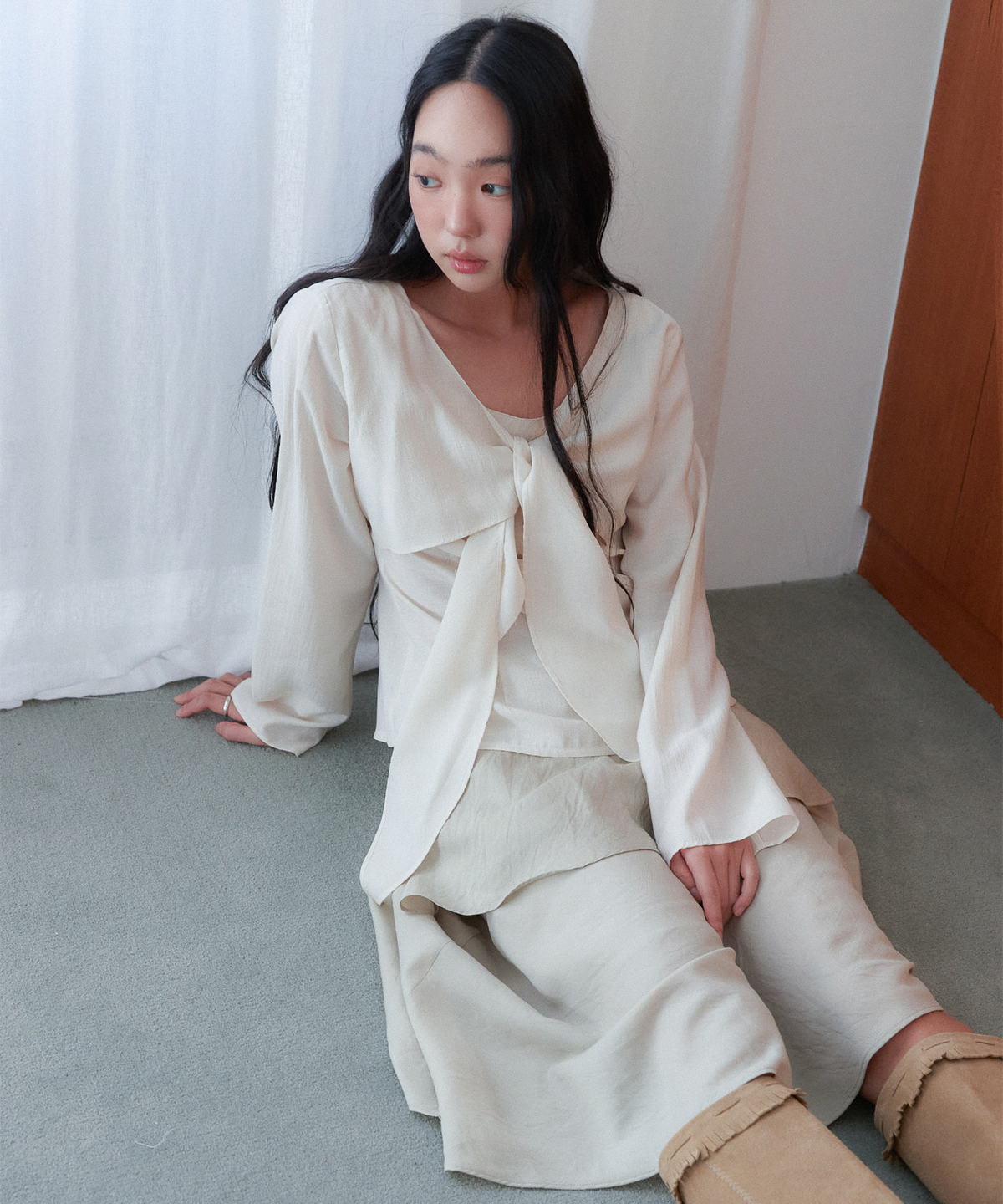 아우로(OURO) SHEER RIBBON BLOUSE [ CREAM ]