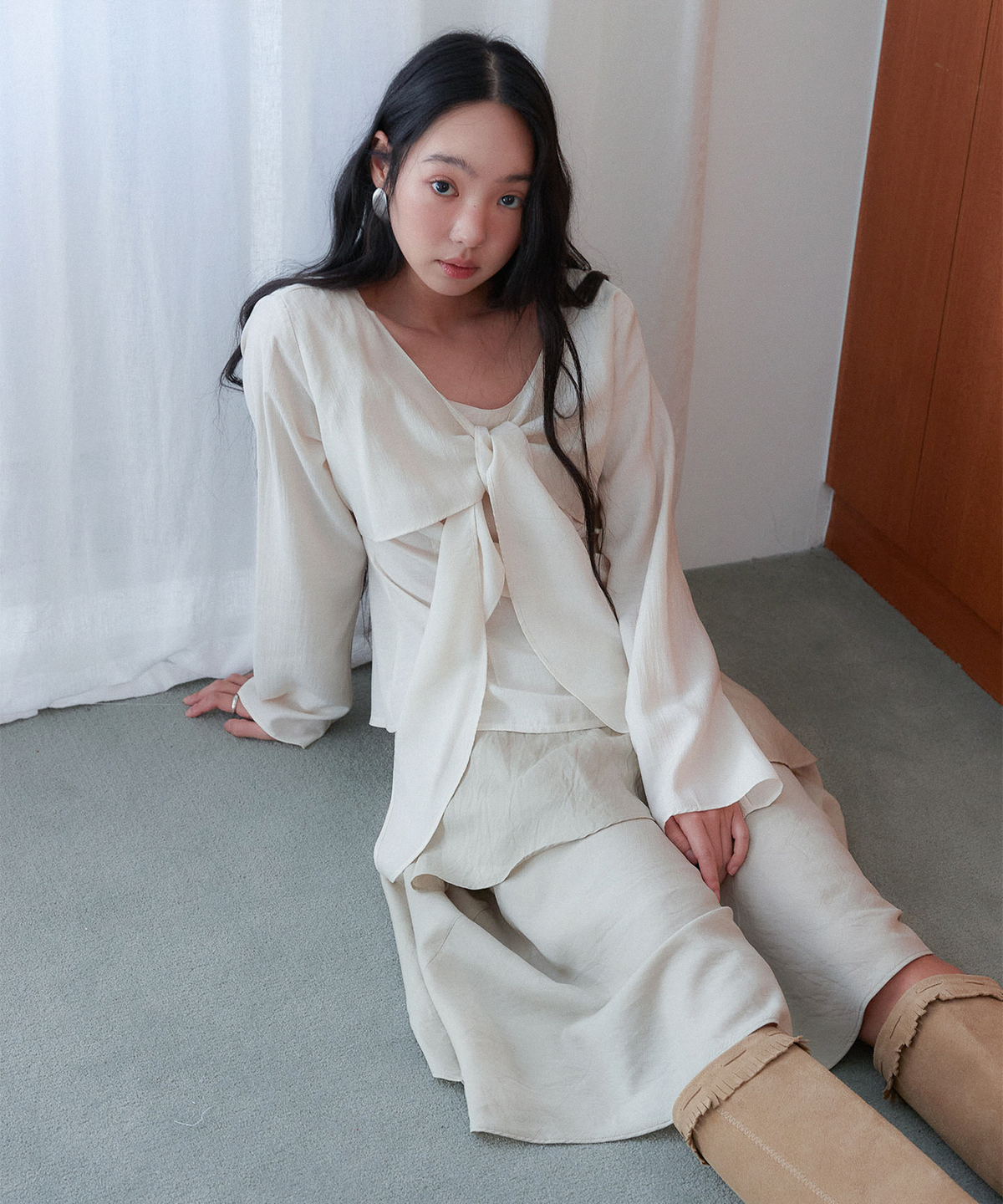 아우로(OURO) SHEER RIBBON BLOUSE [ CREAM ]