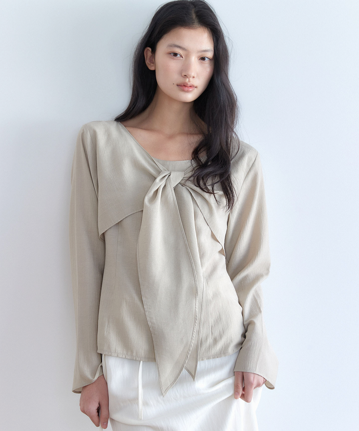 아우로(OURO) SHEER RIBBON BLOUSE [ BEIGE ]