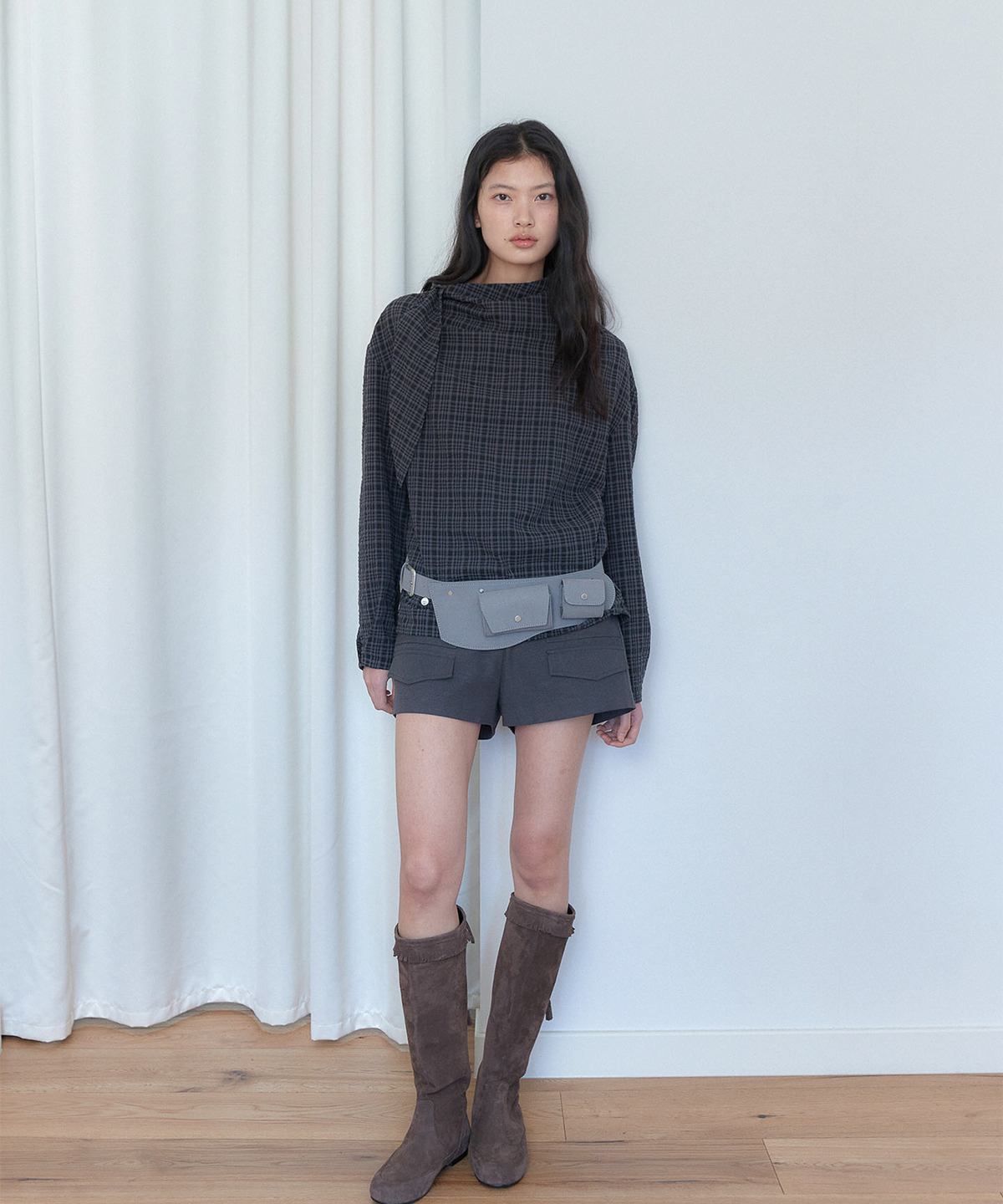아우로(OURO) SCARF TIE BLOUSE [ CHARCOAL ]