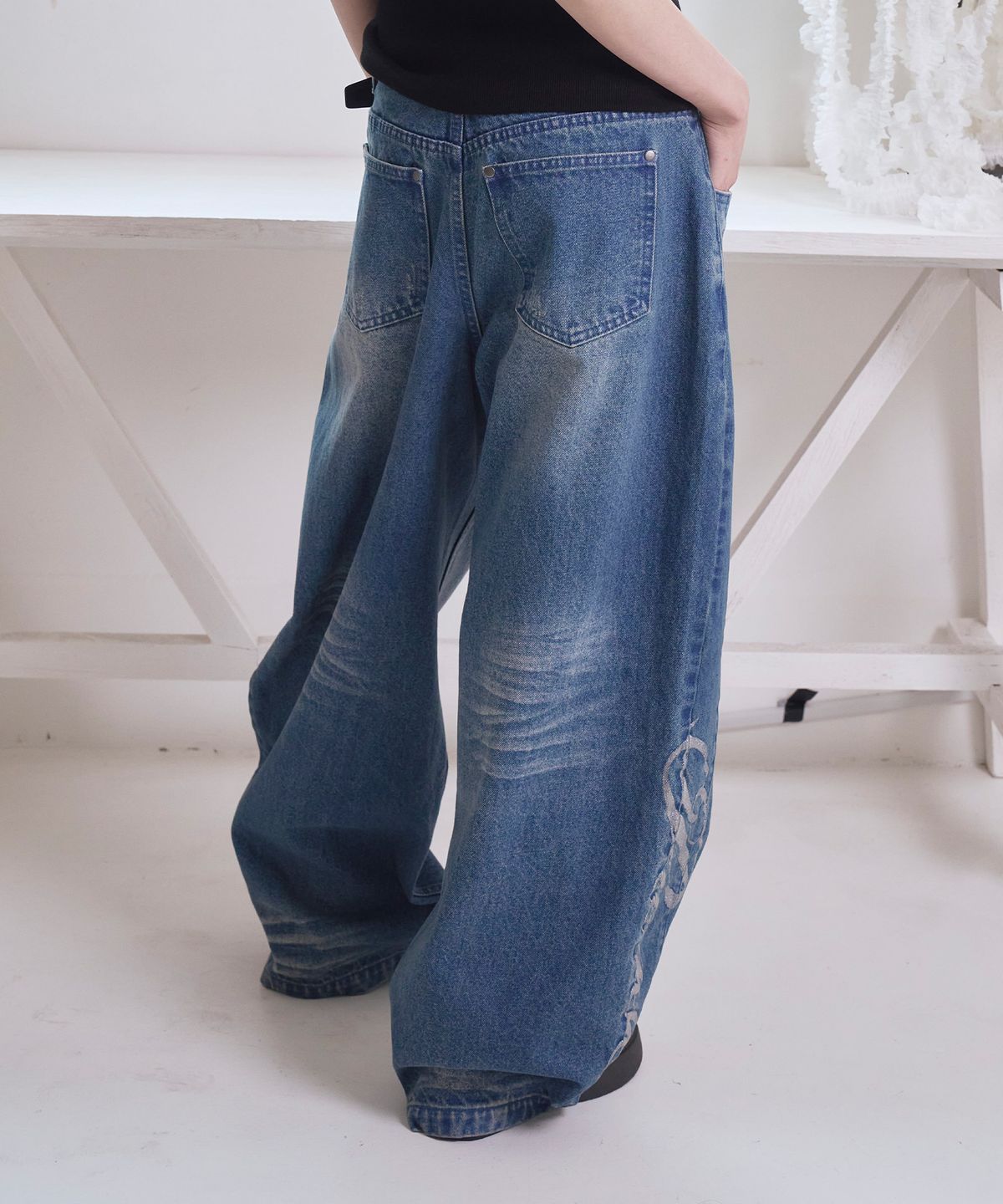 프렌다(PRENDA) GLITTER LOGO VINTAGE WASHED DENIM PANTS BLUE