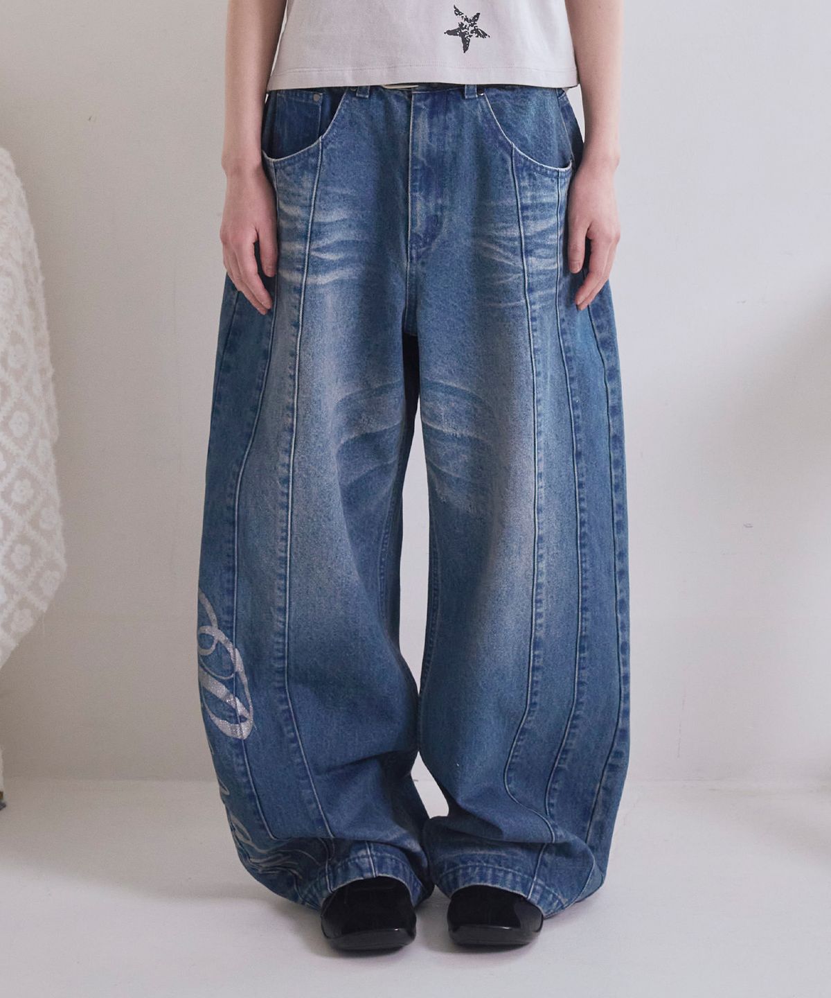 프렌다(PRENDA) GLITTER LOGO VINTAGE WASHED DENIM PANTS BLUE