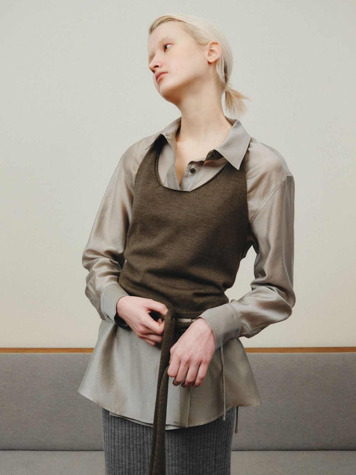 리플레인(REPLAIN) WOOL HALTER WRAP VEST_KHAKI