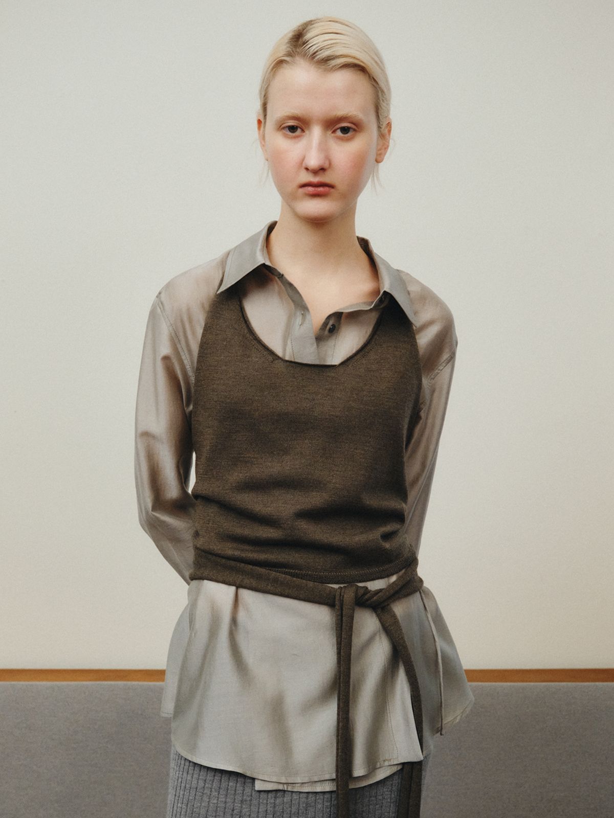 리플레인(REPLAIN) WOOL HALTER WRAP VEST_KHAKI