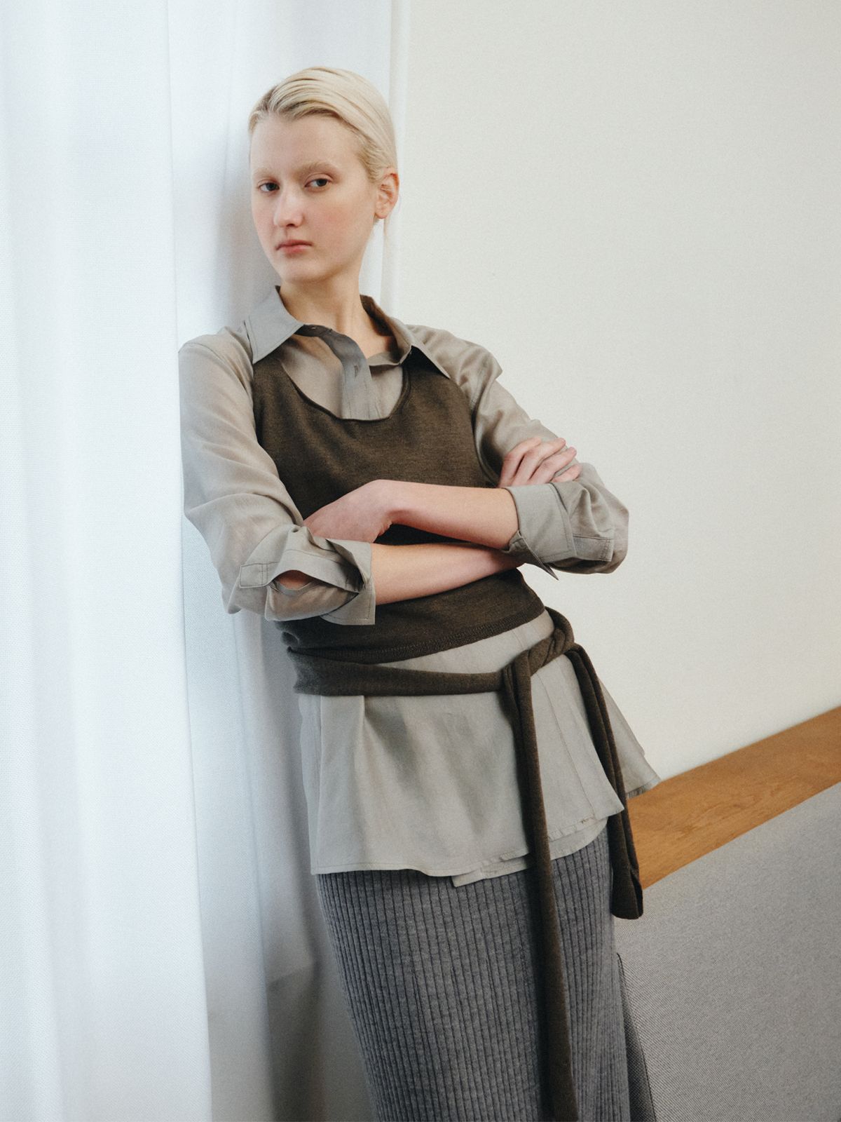 리플레인(REPLAIN) WOOL HALTER WRAP VEST_KHAKI