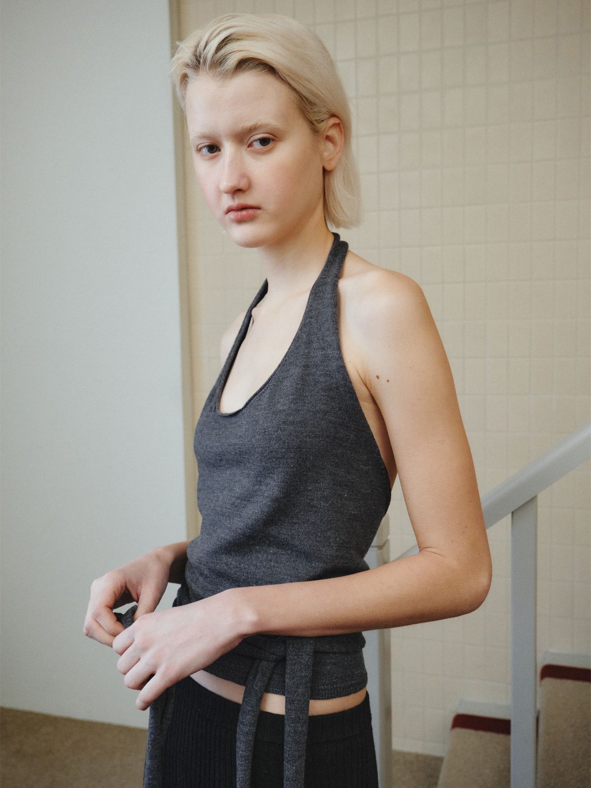 리플레인(REPLAIN) WOOL HALTER WRAP VEST_DARK GREY