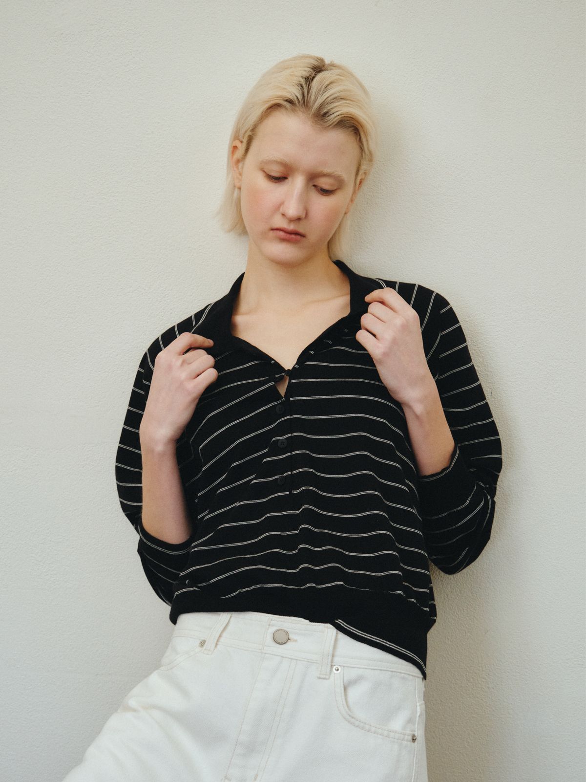 리플레인(REPLAIN) STRIPE COLLAR KNIT TOP_BLACK