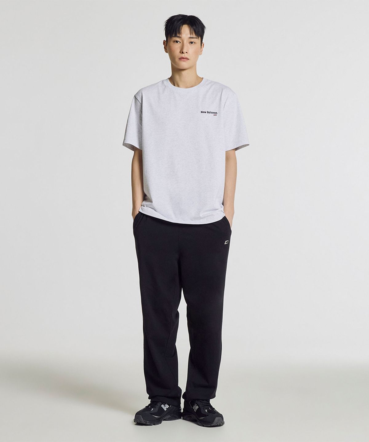 뉴발란스(NEW BALANCE) NBNEG21433 / UNI 에센셜 빅로고 반팔티 (LIGHT GRAY)