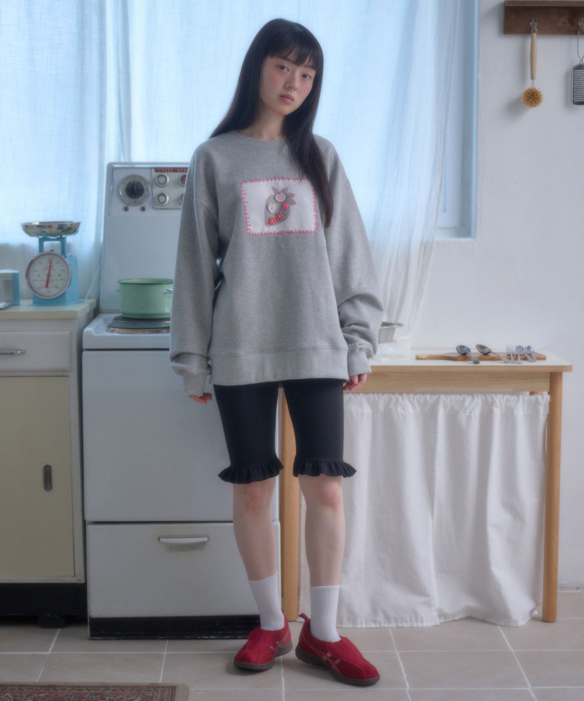 엠블러(AMBLER) Strawberry Button 아플리케 자수 맨투맨 티셔츠 AMM1404 (멜란지)