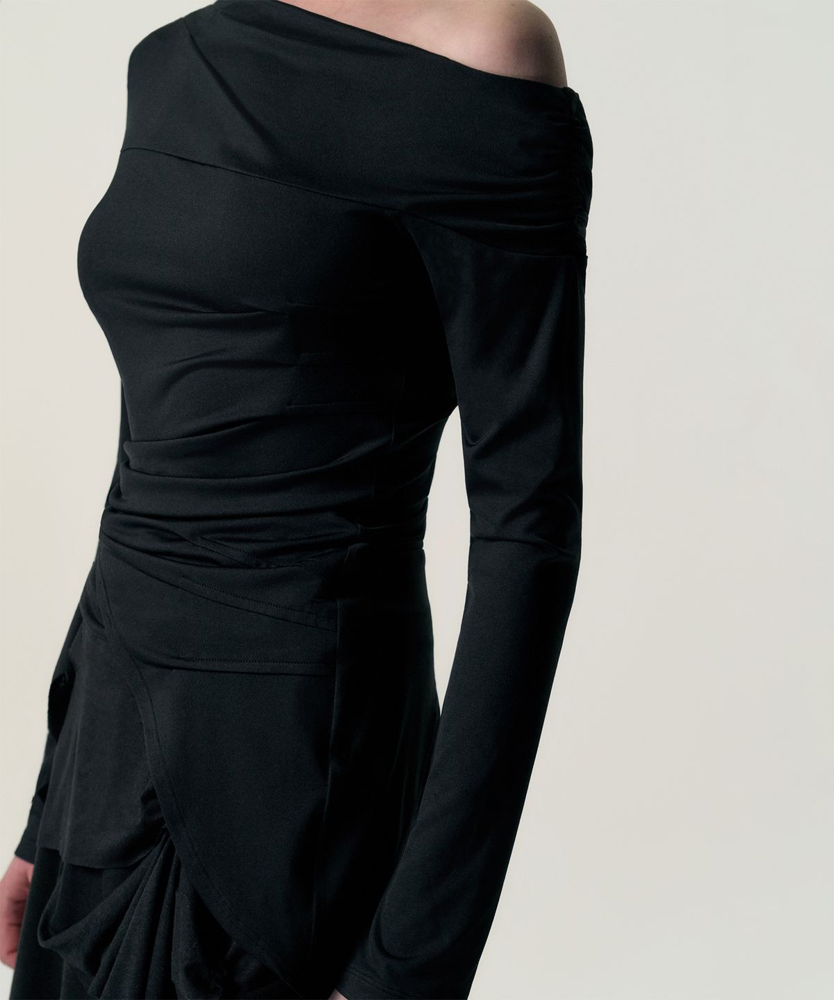 킴지수(KIMZISU) [Ver.2] One Shoulder Draped Jersey Top_BLACK