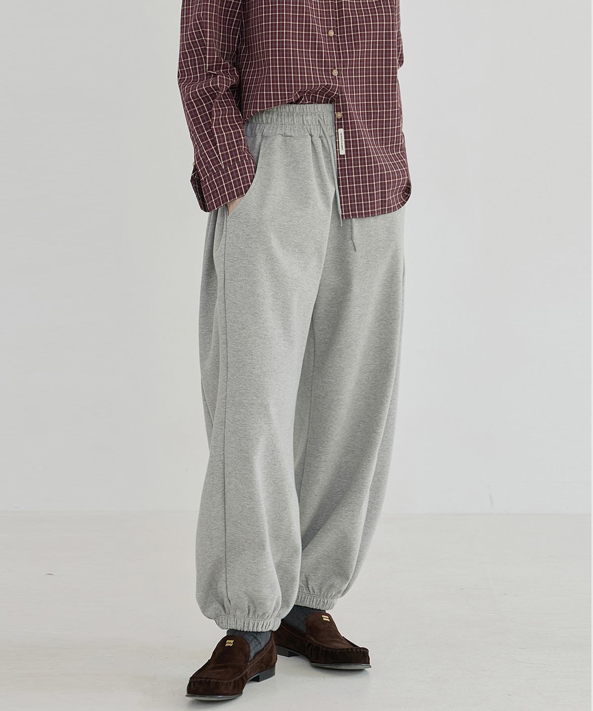퀸스래빗(Q'SRB) Volume Silhouette Tuck Jogger Pants