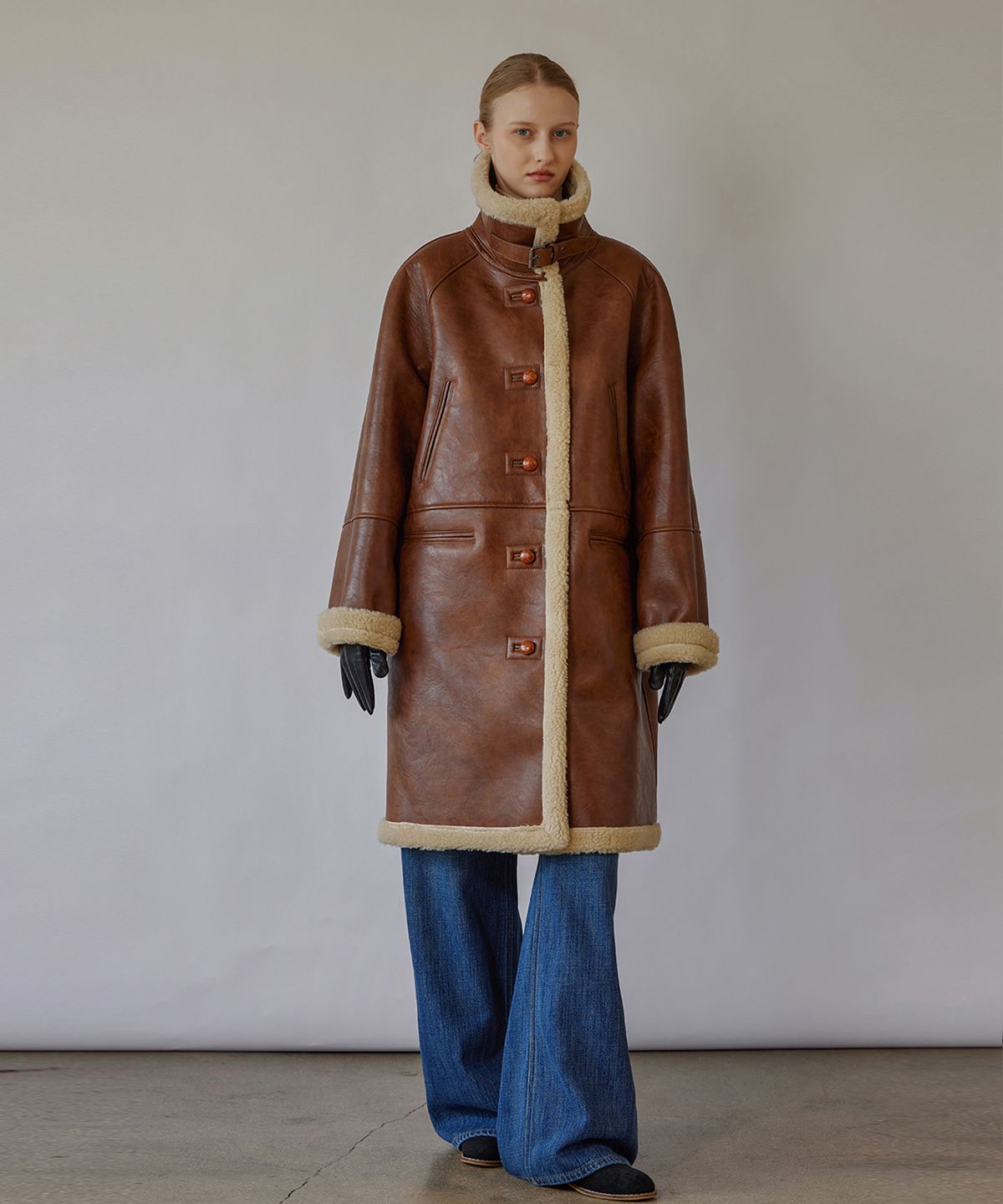 퀸스래빗(Q'SRB) Ever High Neck Shearling Long Coat-BROWN