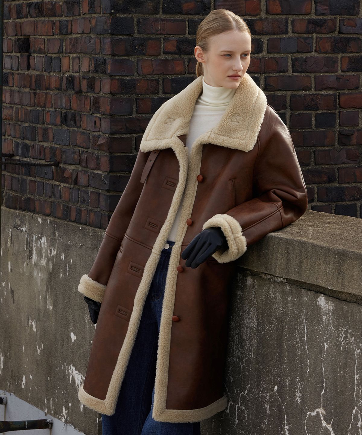 퀸스래빗(Q'SRB) Ever High Neck Shearling Long Coat-BROWN