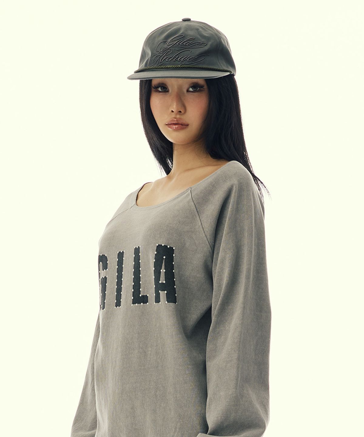 길라아카이브(GILAARCHIVE) SCRIPT LETTERING TRUCKER CAP_KHAKI