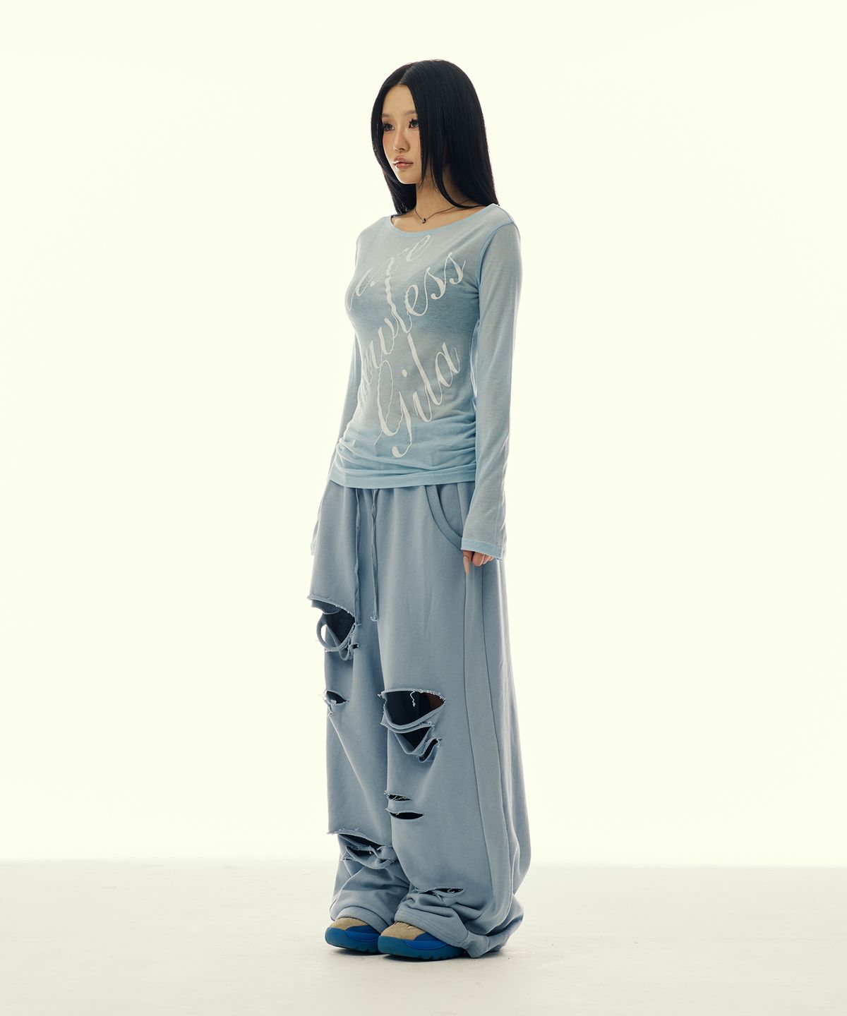 길라아카이브(GILAARCHIVE) STITCHED BOLD LOGO SWEAT PANTS_SKY BLUE