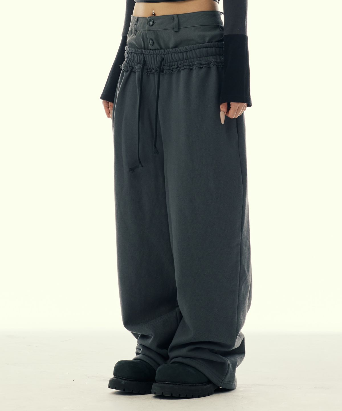 길라아카이브(GILAARCHIVE) LAYERED WAIST SWEAT PANTS_CHARCOAL
