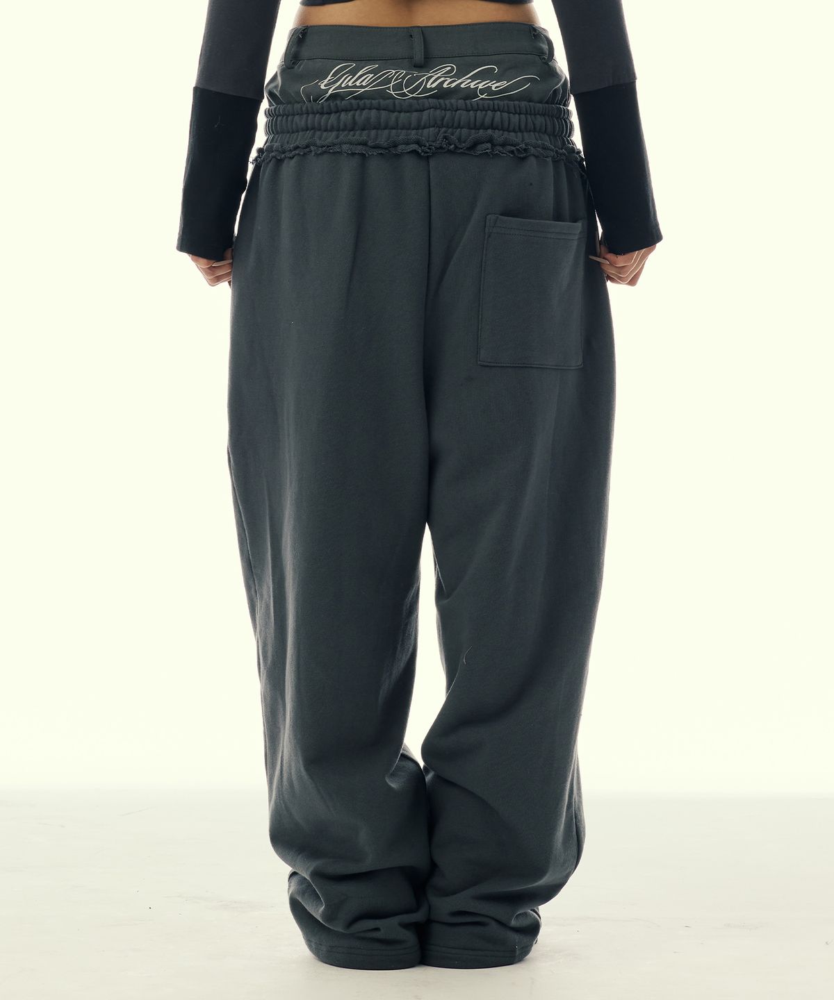길라아카이브(GILAARCHIVE) LAYERED WAIST SWEAT PANTS_CHARCOAL