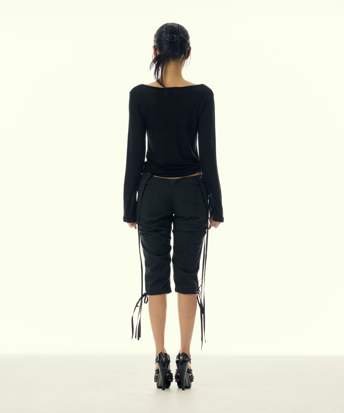 길라아카이브(GILAARCHIVE) SHIRRING OVERLAP CAPRI PANTS_BLACK