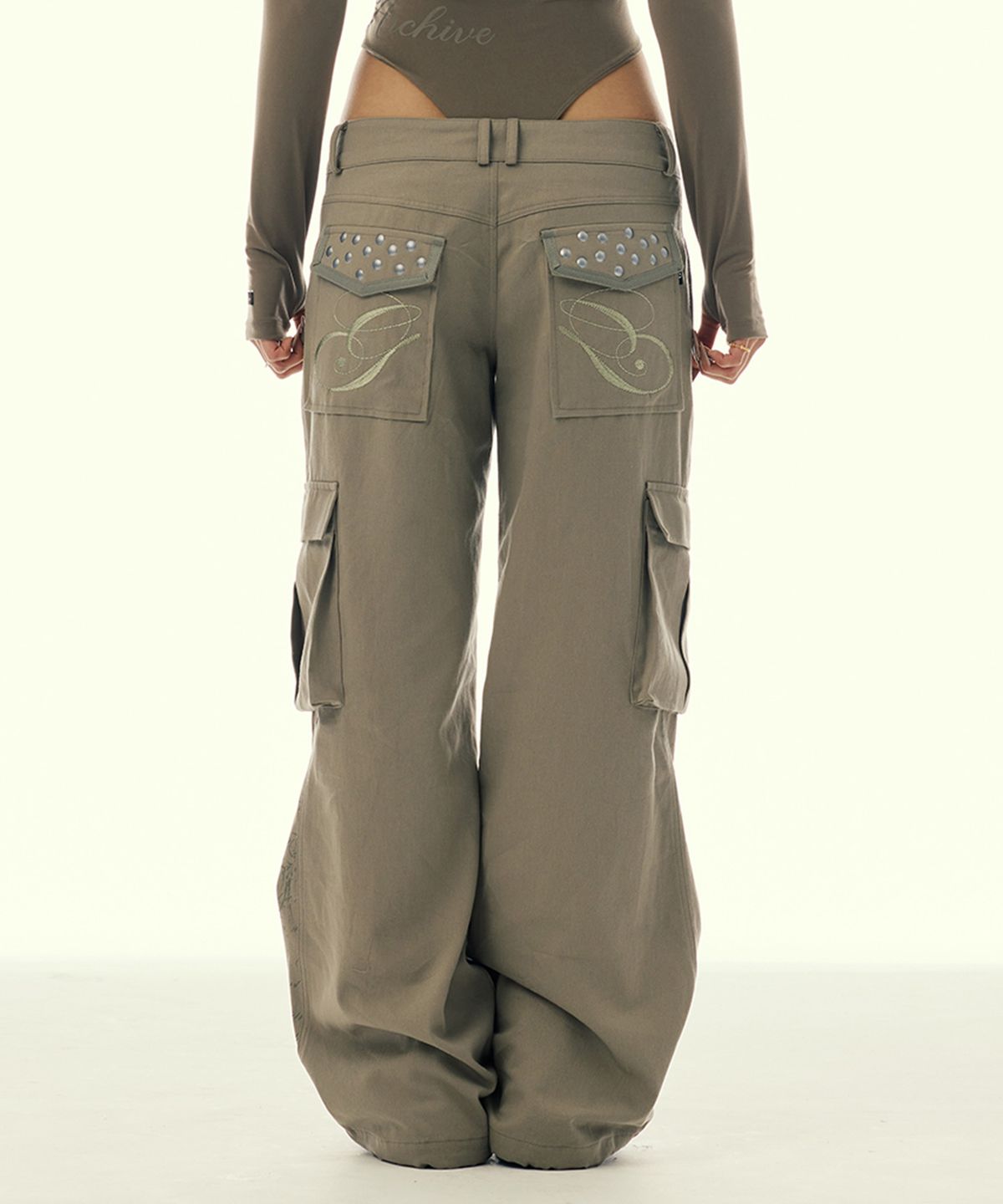 길라아카이브(GILAARCHIVE) POCKET EMBROIDED STRING CARGO PANTS_BEIGE