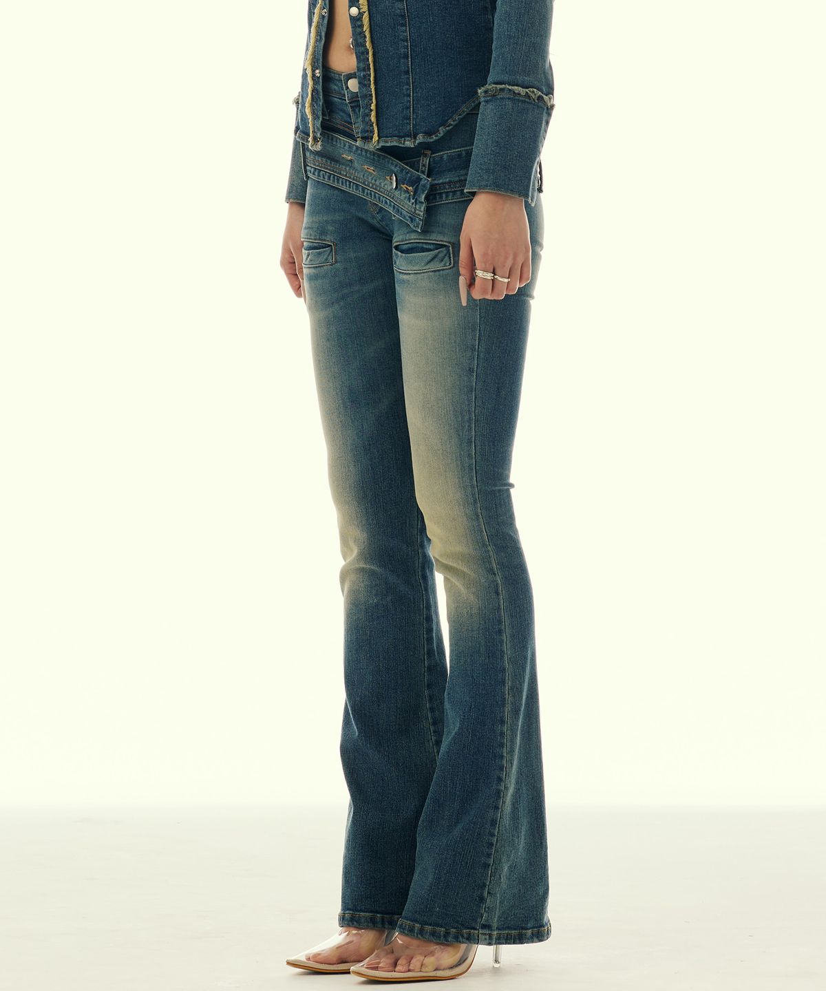 길라아카이브(GILAARCHIVE) TWIST BELT BOOTCUT DENIM PANTS_BLUE