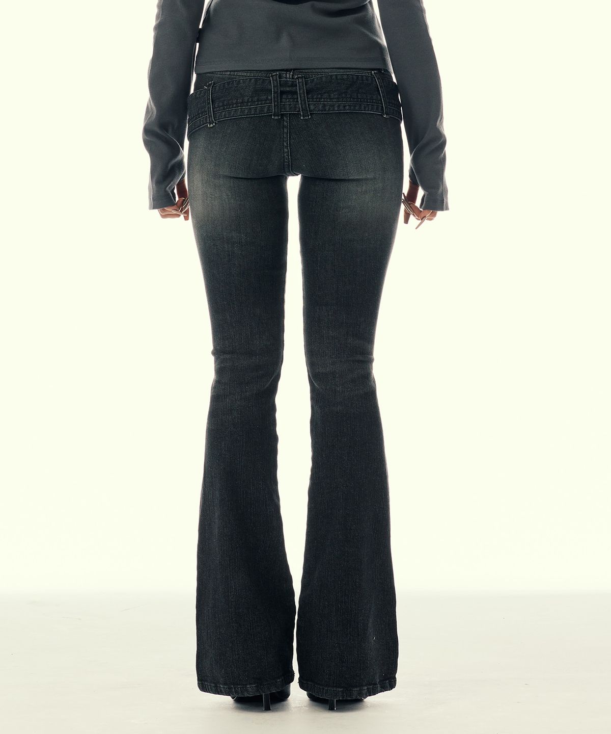 길라아카이브(GILAARCHIVE) TWIST BELT BOOTCUT DENIM PANTS_BLACK