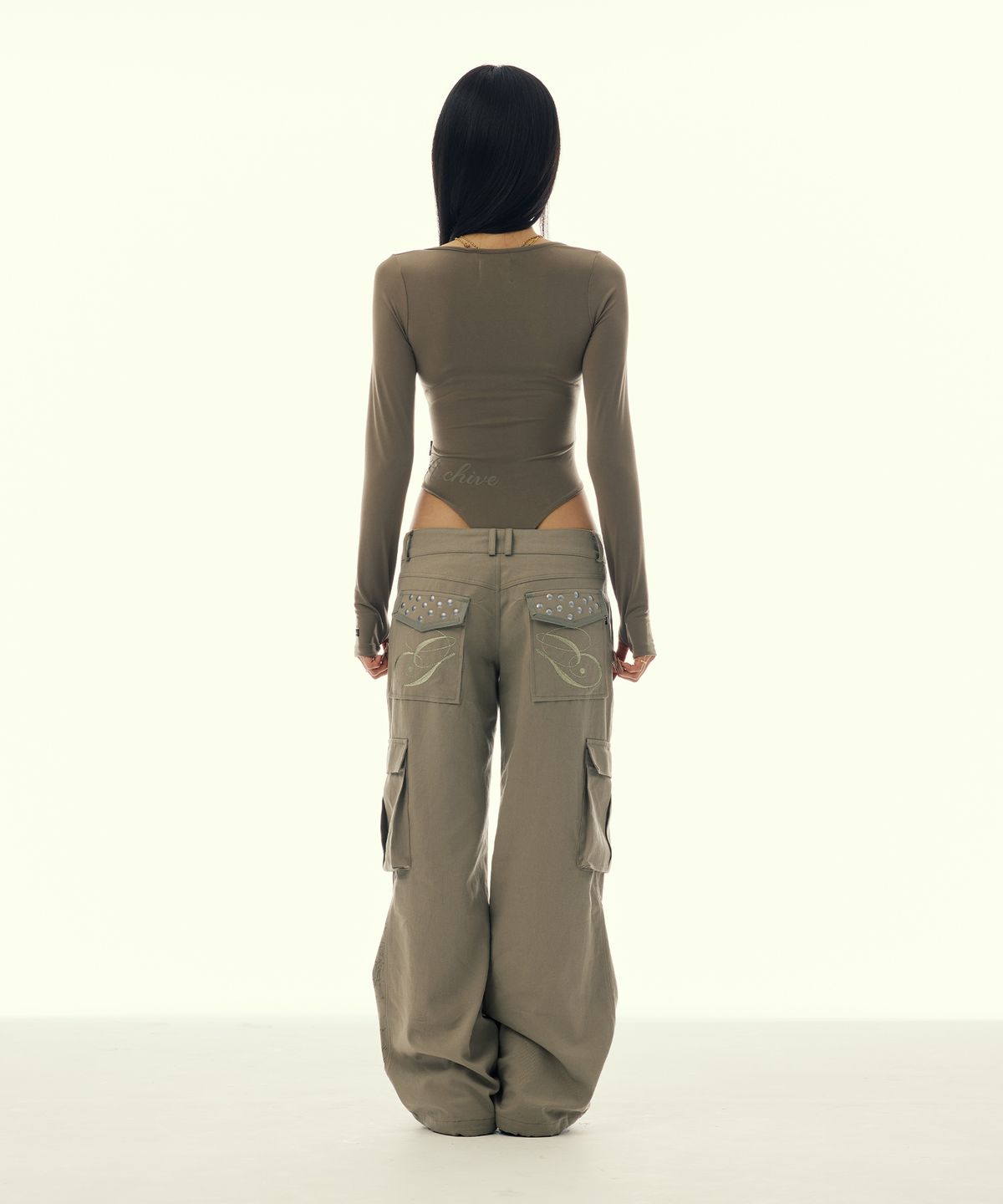 길라아카이브(GILAARCHIVE) SIDE SCRIPT LOGO BODY SUIT_BEIGE
