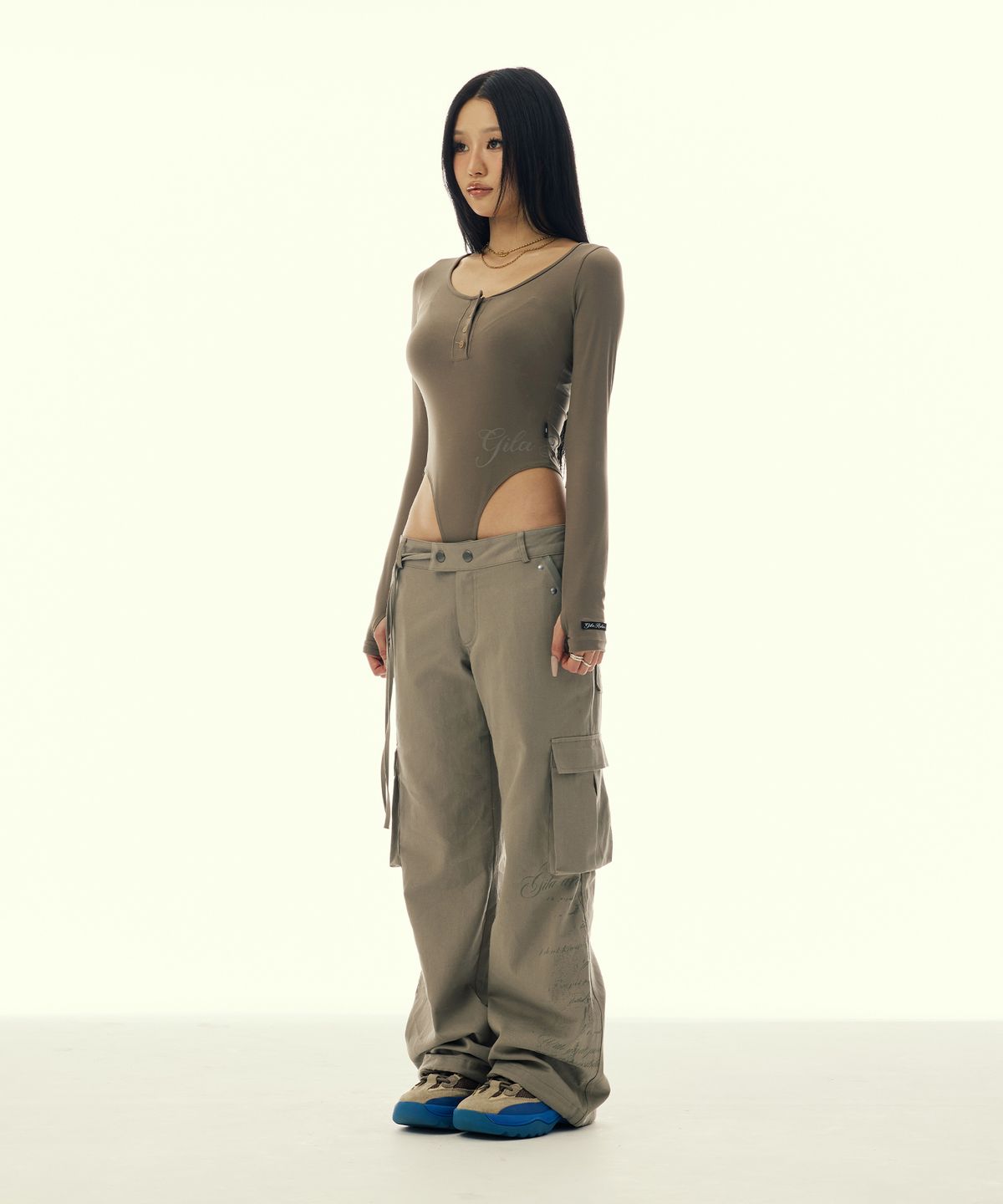 길라아카이브(GILAARCHIVE) SIDE SCRIPT LOGO BODY SUIT_BEIGE