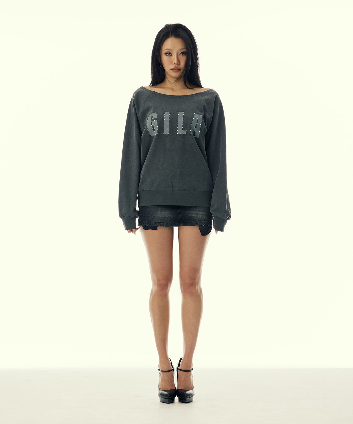 길라아카이브(GILAARCHIVE) BOLD LOGO BACKLESS SWEAT SHIRTS_CHARCOAL