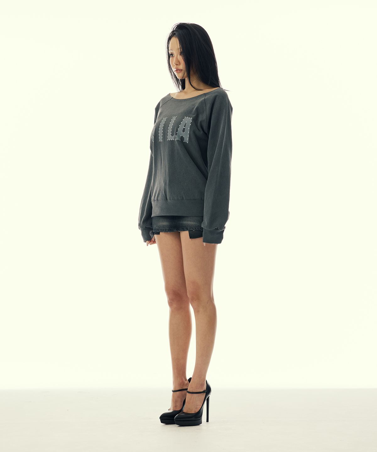 길라아카이브(GILAARCHIVE) BOLD LOGO BACKLESS SWEAT SHIRTS_CHARCOAL