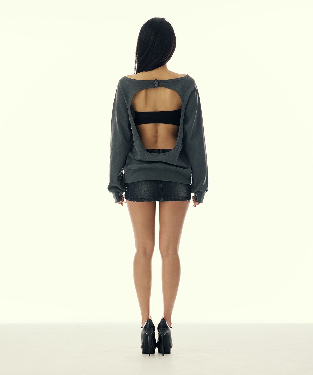 길라아카이브(GILAARCHIVE) BOLD LOGO BACKLESS SWEAT SHIRTS_CHARCOAL