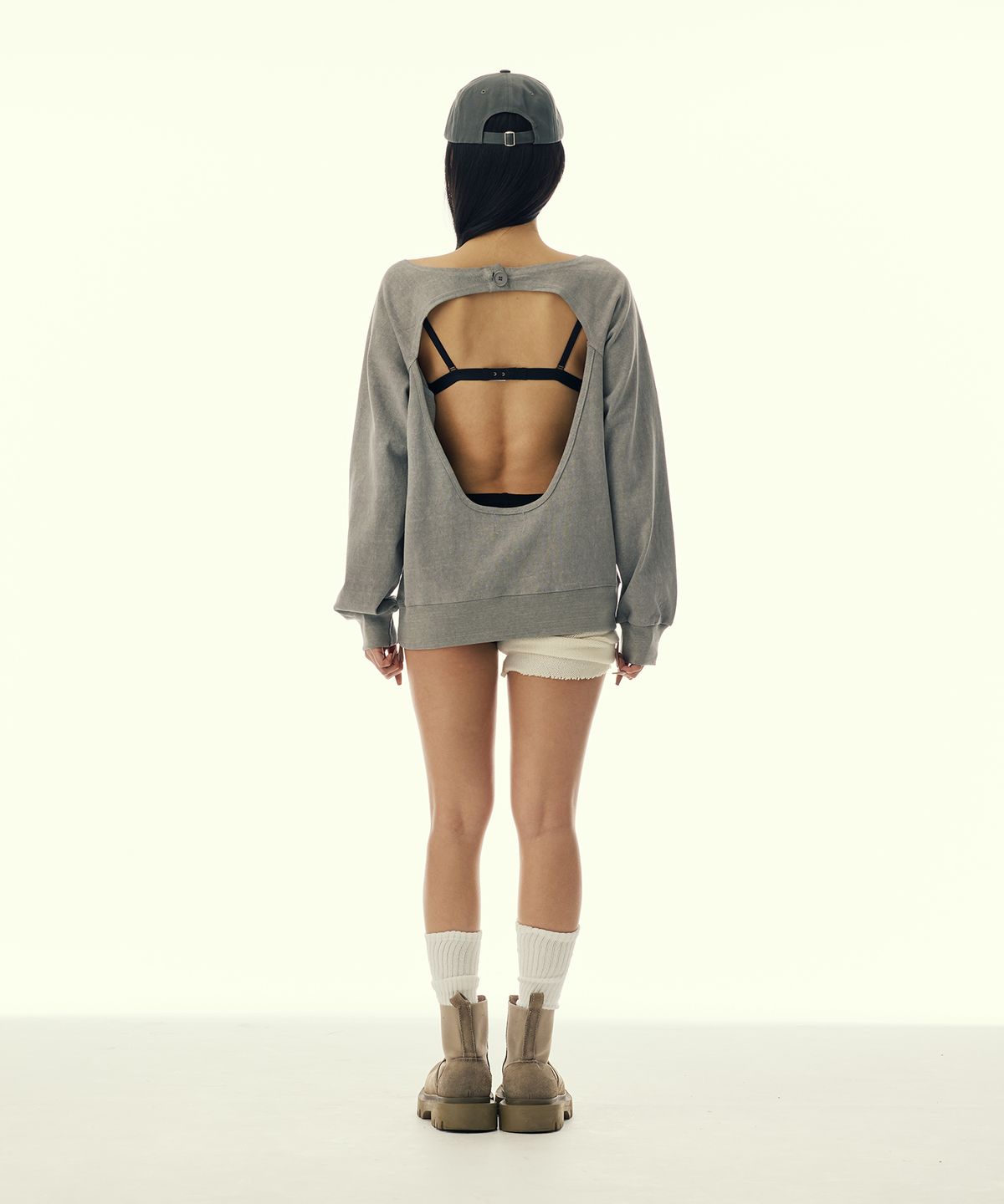 길라아카이브(GILAARCHIVE) BOLD LOGO BACKLESS SWEAT SHIRTS_BEIGE