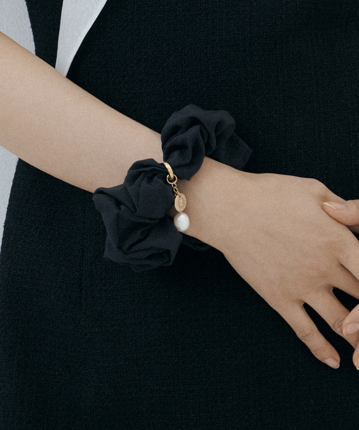 루시르주(LUCIR ZU) Scrunchie + Detachable Pearl Charm Set (black)