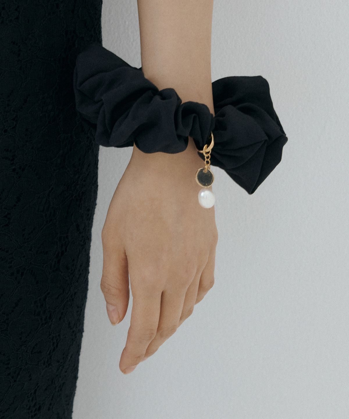 루시르주(LUCIR ZU) Scrunchie + Detachable Pearl Charm Set (black)