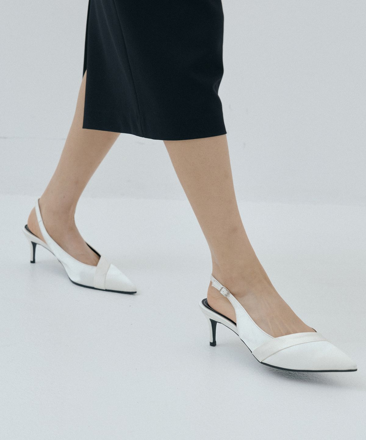 루시르주(LUCIR ZU) Slim-Toe Satin Slingback Heels (cream)