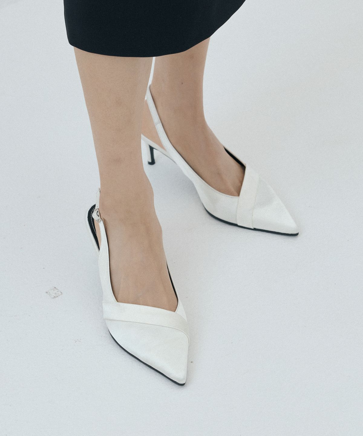루시르주(LUCIR ZU) Slim-Toe Satin Slingback Heels (cream)