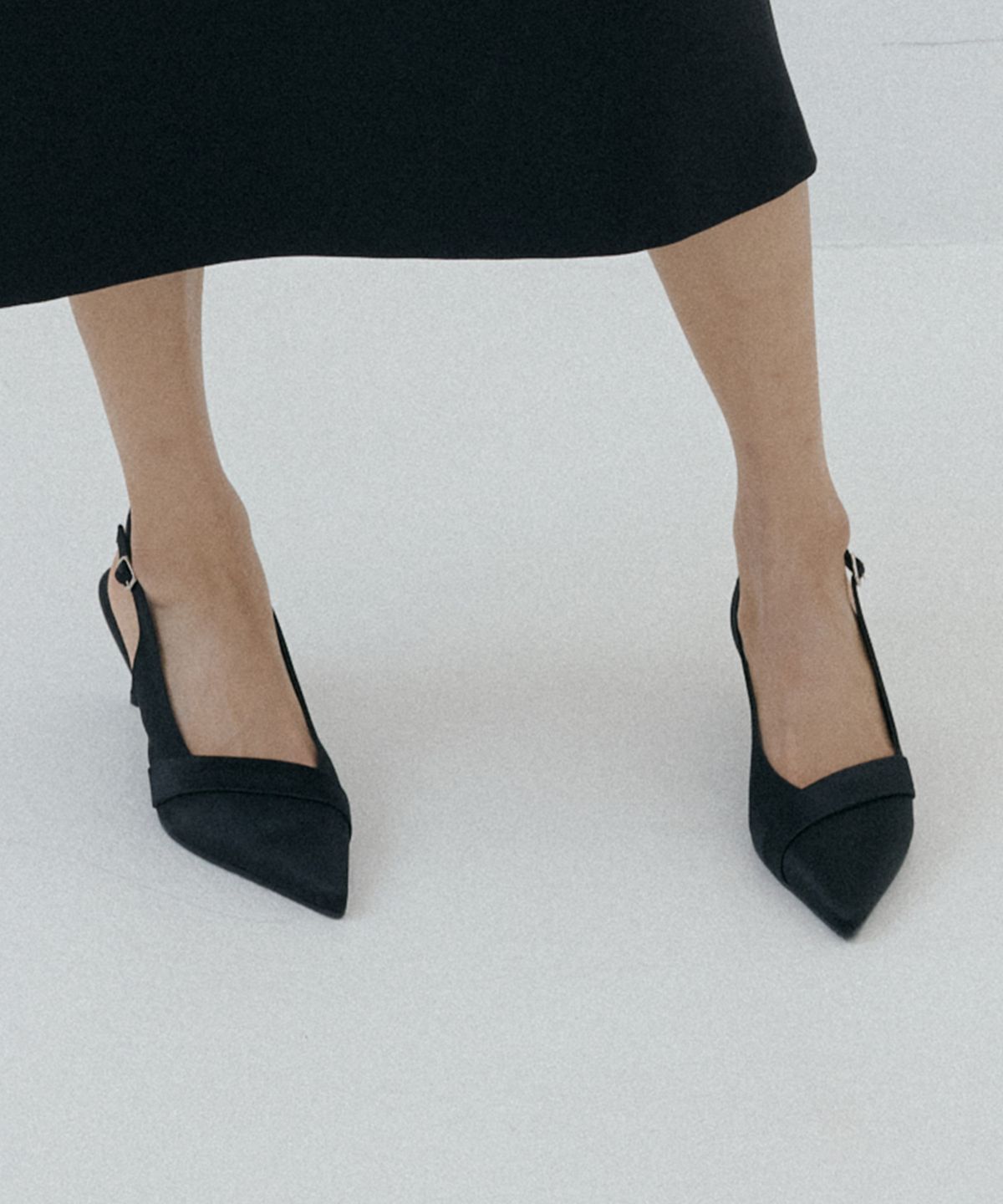 루시르주(LUCIR ZU) Slim-Toe Satin Slingback Heels (black)