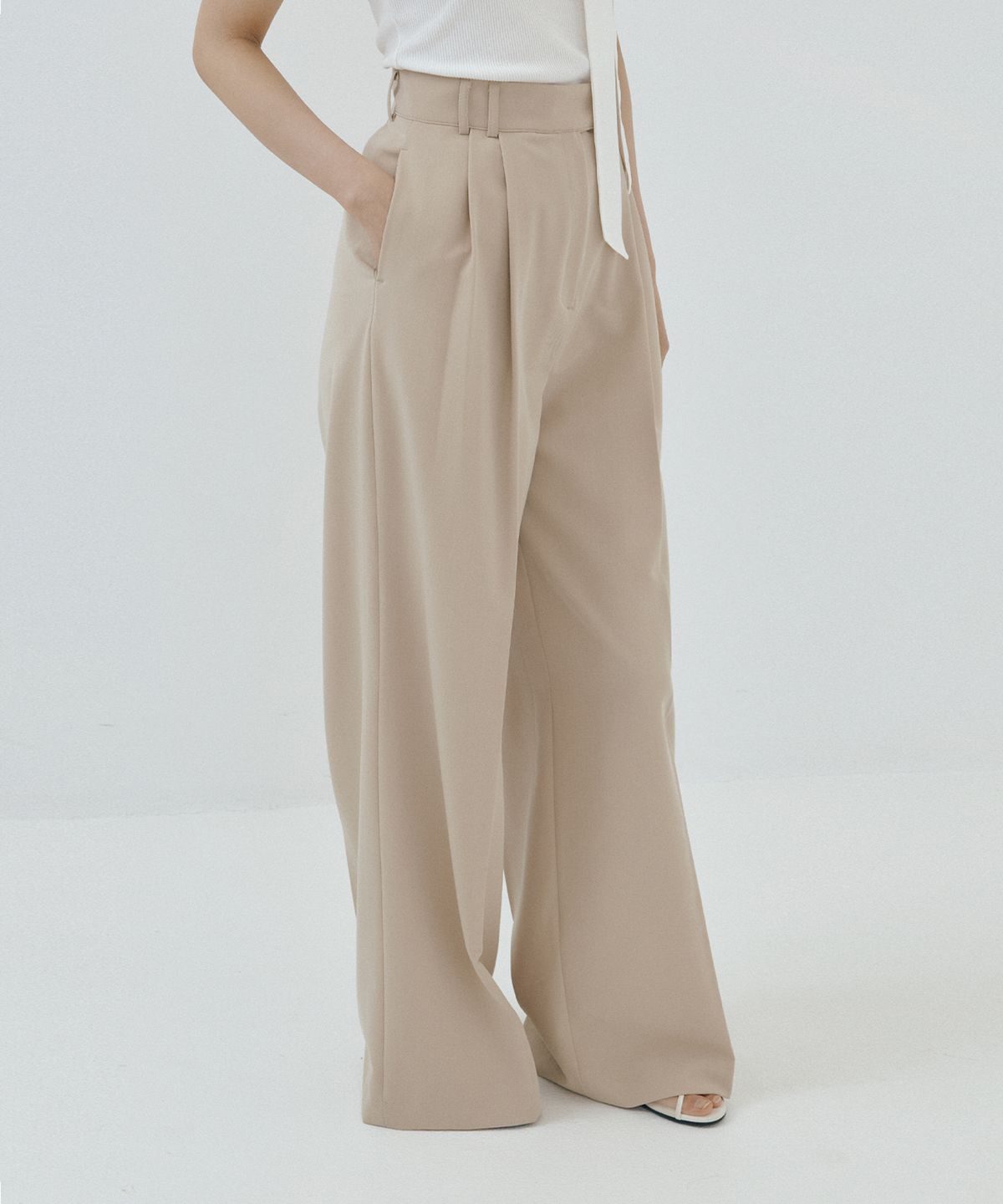 루시르주(LUCIR ZU) Triangle Tab Wide Slacks (beige)