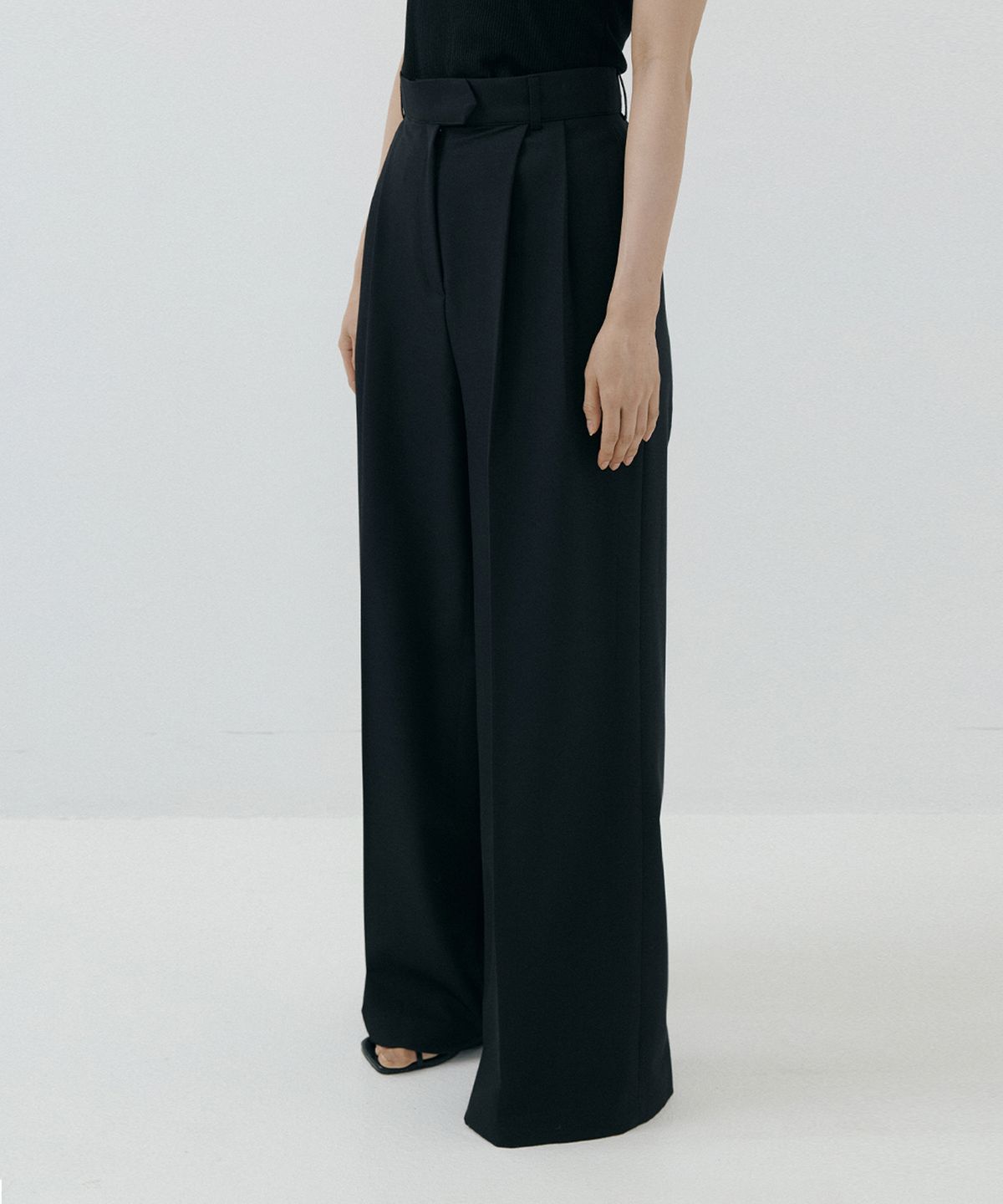 루시르주(LUCIR ZU) Triangle Tab Wide Slacks (black)