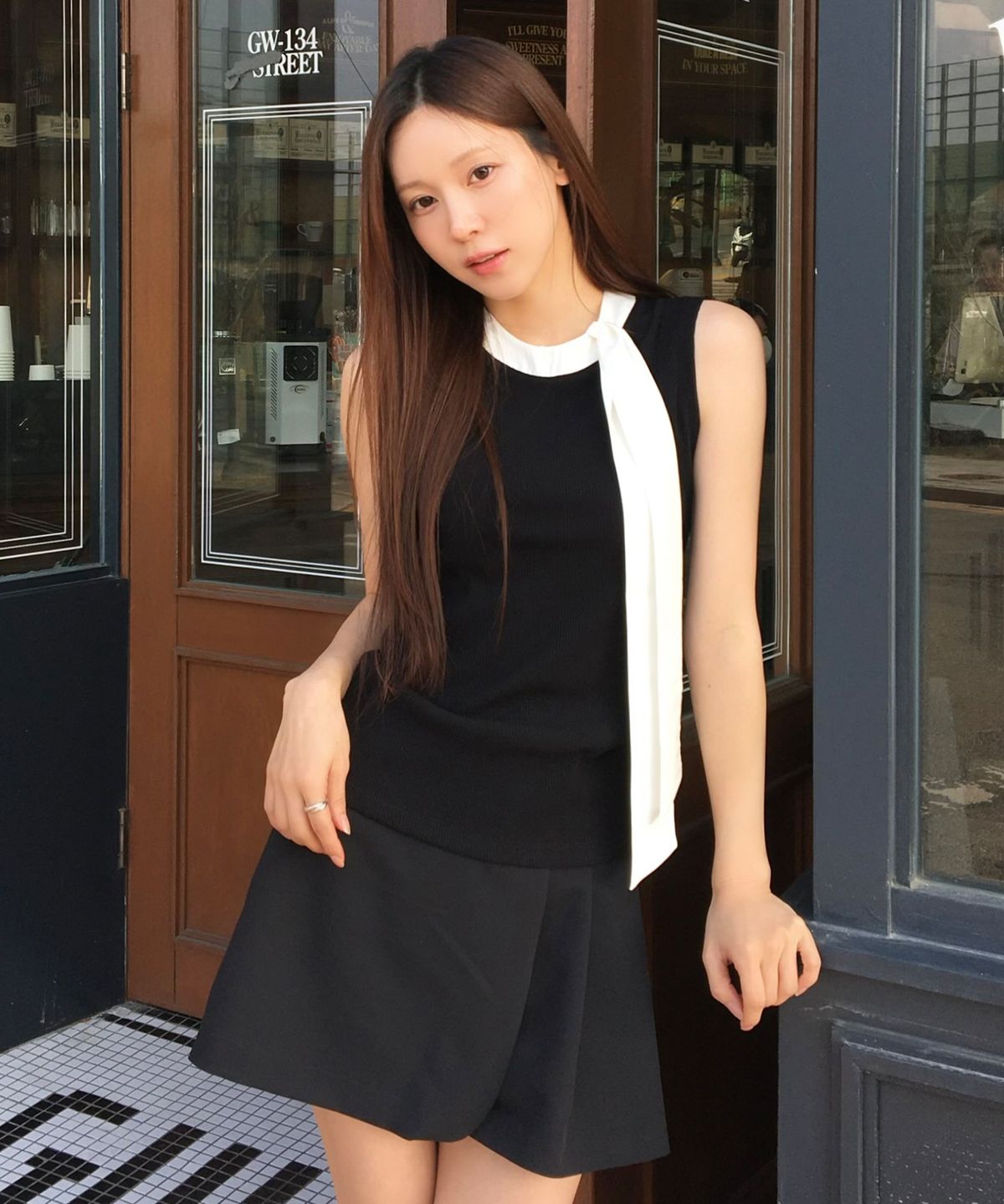 루시르주(LUCIR ZU) Scarf Neck Ribbed Tank (black)