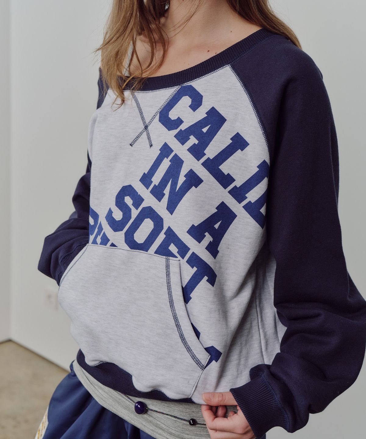 에즈이프 캘리(ASIF CALIE) ONE SHOULDER RAGLAN SWEATSHIRT WHITEMELANGE