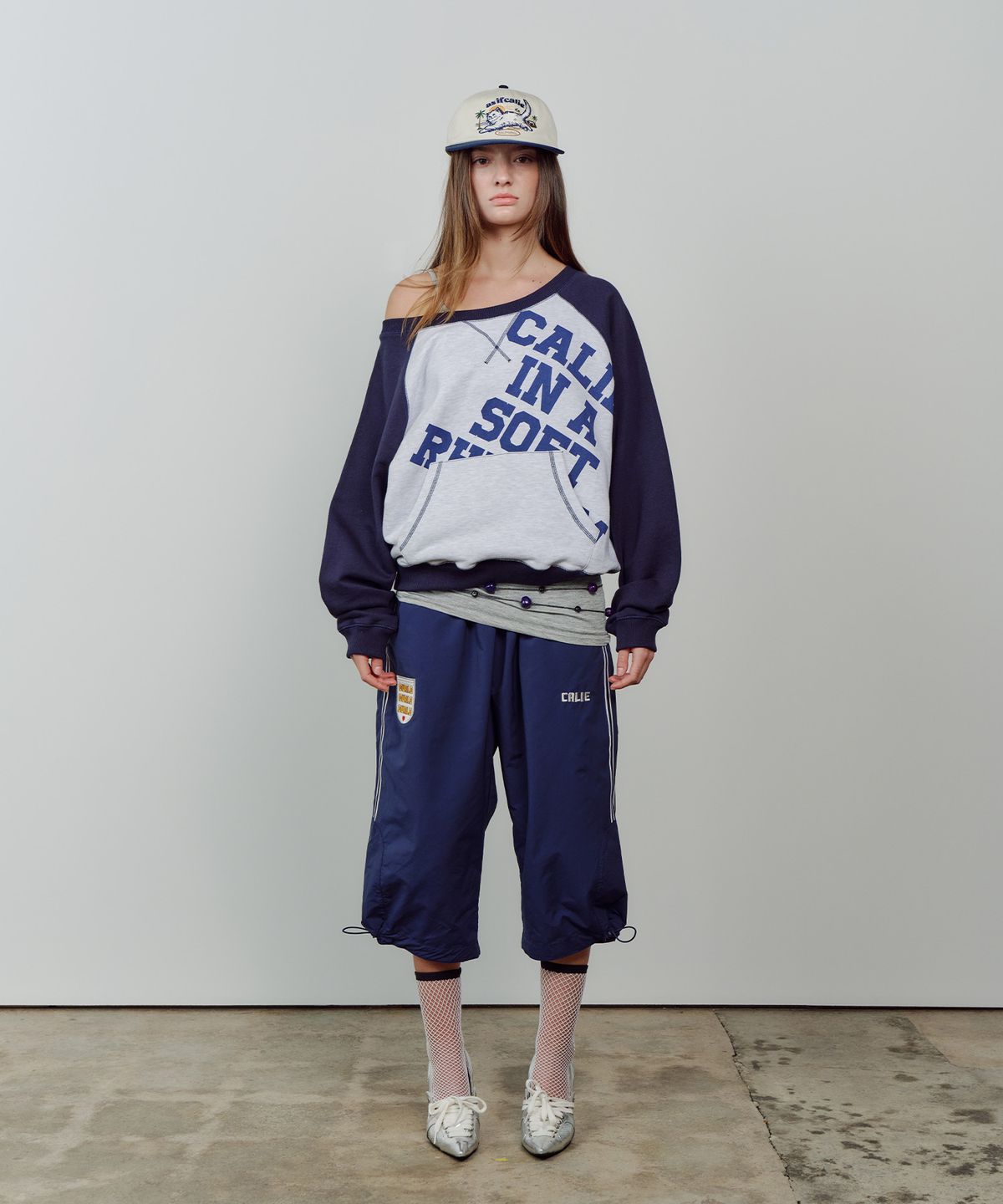 에즈이프 캘리(ASIF CALIE) ONE SHOULDER RAGLAN SWEATSHIRT WHITEMELANGE