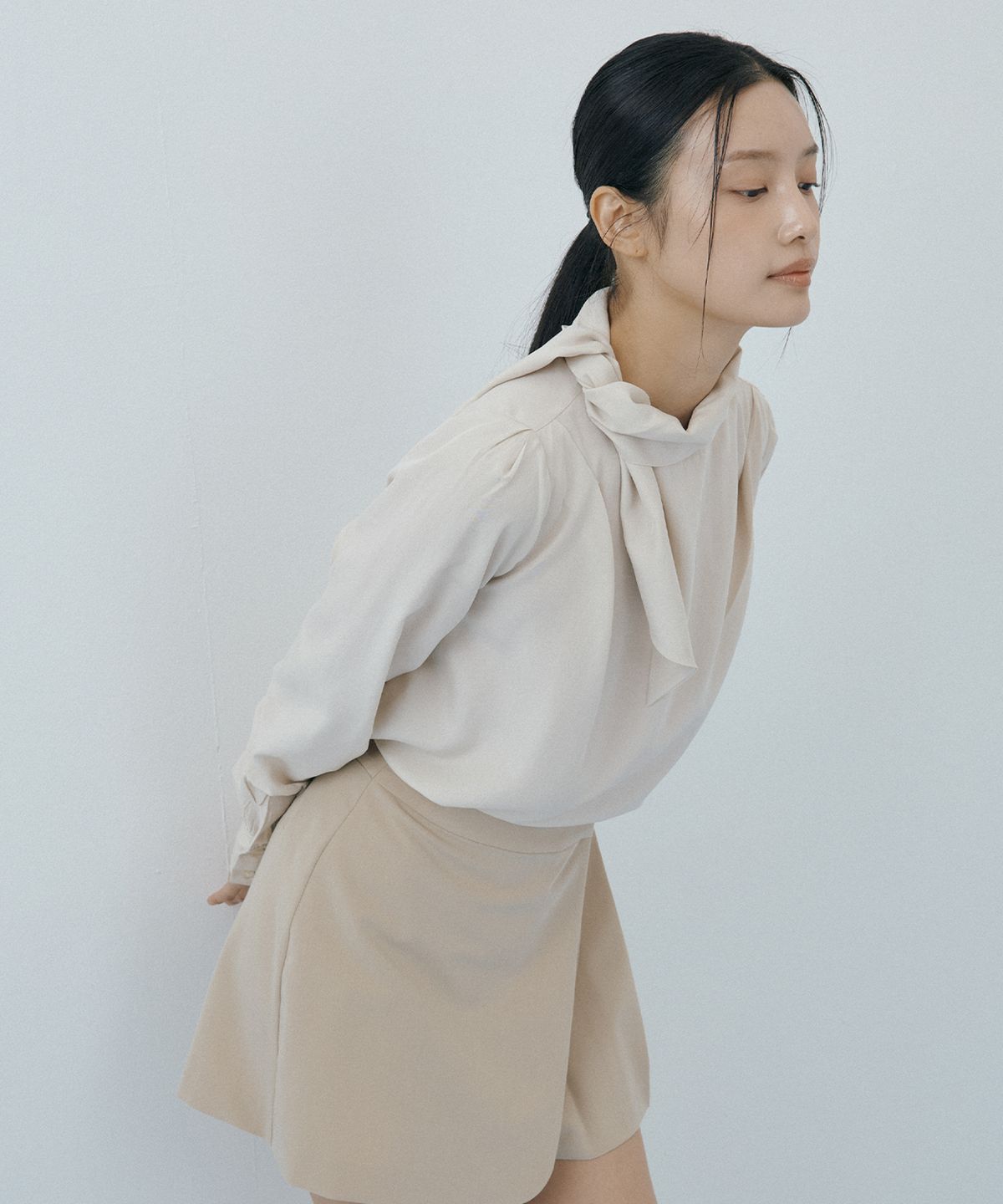 루시르주(LUCIR ZU) Ribbon Silky Blouse (beige)